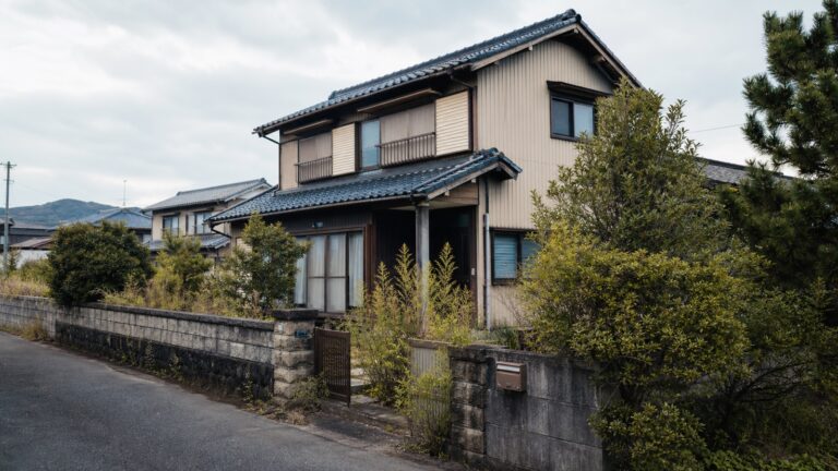 相続した空き家と固定資産税のイメージ