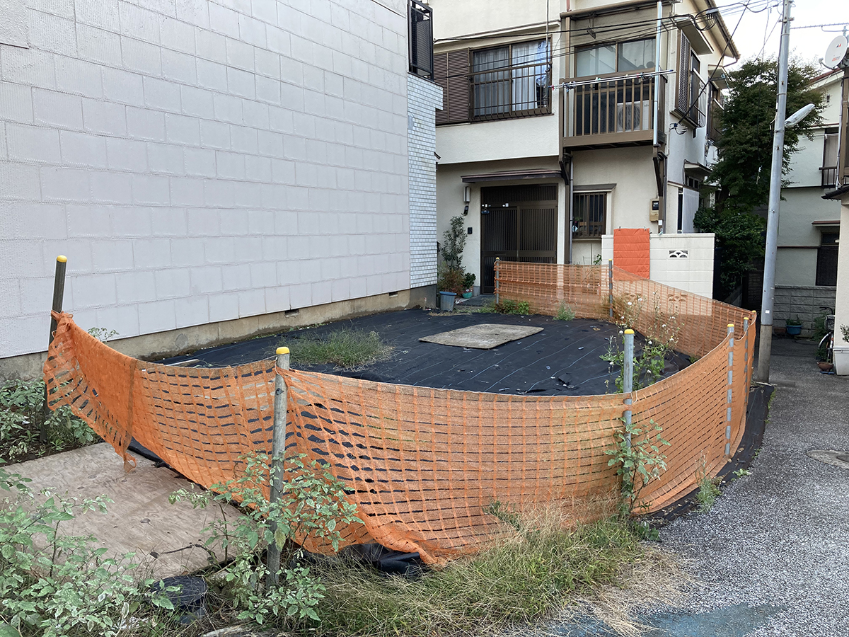 北区滝野川の狭小変形地（建築前・正面）